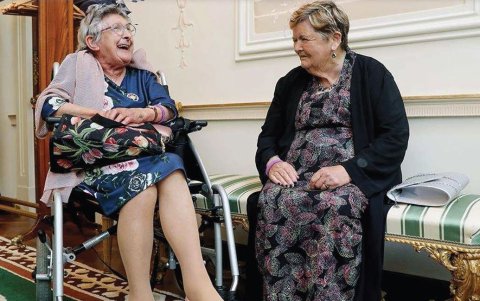 Las sobrevivientes Dolores Cassely y Rose Harris en la residencia presidencial irlandesa en 2013. Foto facilitada por la historiadora argentina Paula Brain.