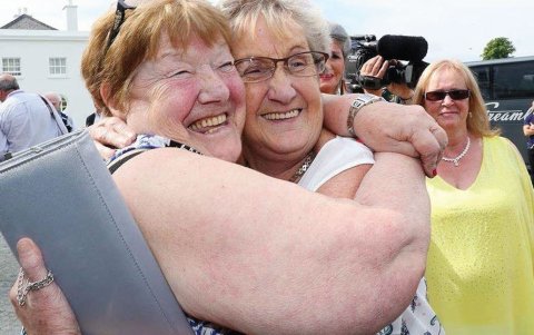 Las sobrevivientes Eileen Maguire y Mary Rossiter en la residencia presidencial irlandesa en 2013. Foto facilitada por la historiadora argentina Paula Brain.