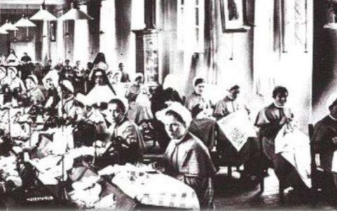 Salón de costura de la lavandería del Buen Pastor, en Estrasburgo, en 1932. Foto facilitada por la historiadora argentina Paula Brain.