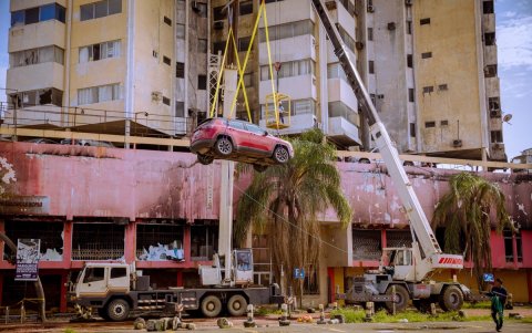 Un vehículo atrapado en el edificio Multicomercio fue retirado por grúas la mañana de este domingo 8 de marzo.