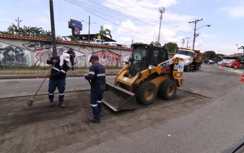 Se realizan trabajos en la bajada que une al puente La Puntilla - Guayaquil.