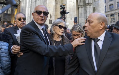 Julia Colón Craig, esposa del fallecido cantante Willie Colón, reacciona al finalizar una misa pública este lunes, en la Catedral de San Patricio en Nueva York.