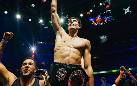 Después de 4 rounds Plex se levantaba ganador ante El Mariana en la Velada del Año 4.