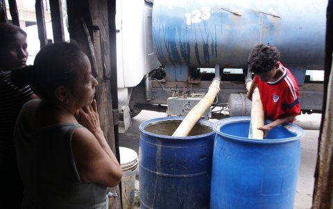En la ciudadela Maldonado, una familia compró agua por tanquero la mañana del martes 10 de marzo.