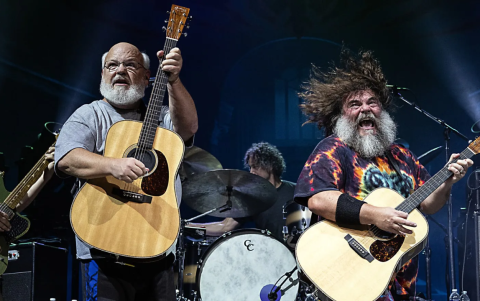 Black durante un concierto de su banda, Tenacious D.