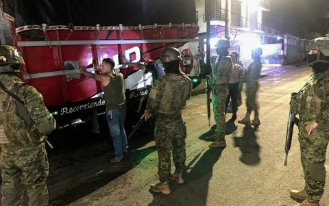 Los uniformados verificaron que portaba documentos y una credencial militar.