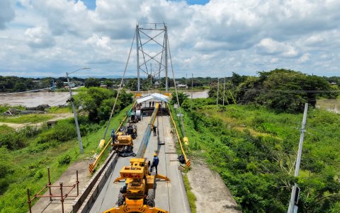 La estructura del puente Gonzalo Icaza Cornejo aún sigue parcialmente sumergida en el río Daule; el desmontaje avanza lentamente.