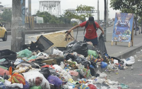 La basura acumulada en las calles de Guayaquil genera focos de infección y riesgos sanitarios en varios sectores.