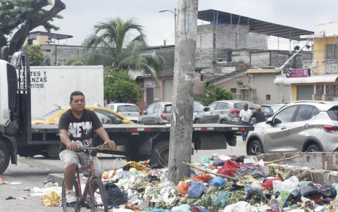 El COE Cantonal advierte que la disposición inadecuada de basura aumenta el peligro de inundaciones en Guayaquil.