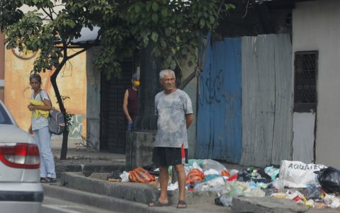 Ciudadanos de diversos barrios denuncian que los desechos sólidos permanecen en las aceras por más de cuatro días.