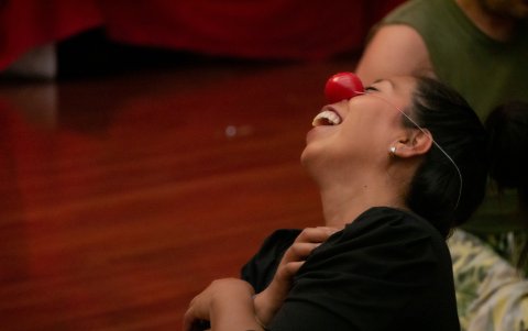 El teatro clown es una técnica escénica basada en la comedia física, la improvisación y la exageración de las vulnerabilidades.