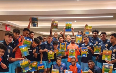 Los jóvenes de la sub-17 vivieron momentos de esparcimiento en las clases de pintura.