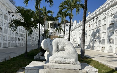 Tus familiares pueden recibir hasta $1.437 del IESS para cubrir los gastos del funeral.