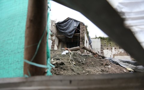 El temor de los vecinos es que con las fuertes lluvias la vivienda patrimonial termine de colapsar.