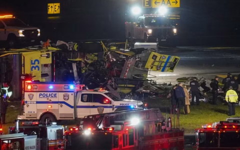 El vehículo de rescate y extinción de incendios de la Autoridad Aeroportuaria yace volcado de lado fuera de la pista 4 tras colisionar con un avión.