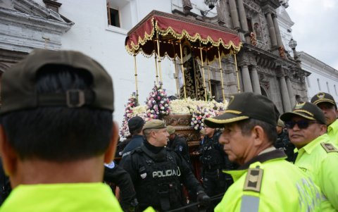 La presencia policial en la procesión Jesús del Gran Poder es evidente
