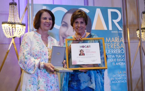 Rosalía Arteaga recibe la Rosa de Plata de manos de Rosa Amelia Alvarado.