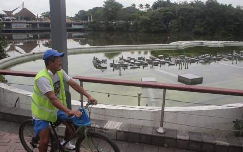 Quienes transitan por el puente 5 de Junio, en el Malecón del Salado, ya no pueden apreciar el atractivo de la Fuente Musical.