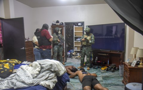 Las fuerzas de seguridad ingresaron a un inmueble que presuntamente era utilizado para actividades ilícitas.