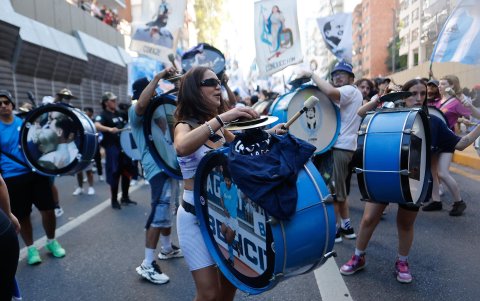 Personas tocan instrumentos este martes, por el Día Nacional de la Memoria por la Verdad y la Justicia, en Buenos Aires (Argentina).