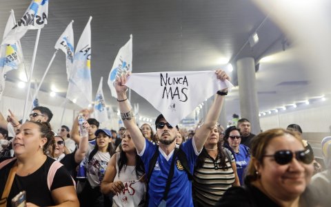 Personas sostienen carteles y banderas este 24 de marzo de 2026, por el Día Nacional de la Memoria por la Verdad y la Justicia en Buenos Aires (Argentina).