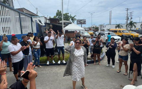 Familiares y allegados se reunieron en los exteriores de la Capitanía del Puerto de Manta para agradecer, en un círculo de oración, el rescate de los pescadores manabitas.