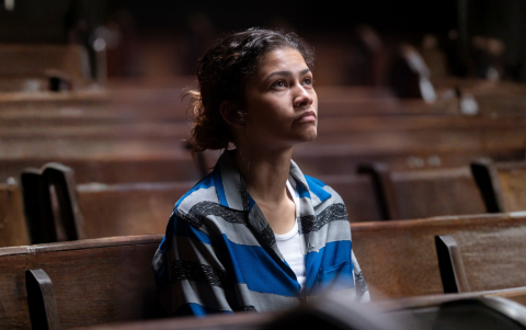 En el trálier Rue, comienza a tener una relación más cercana con la religión.