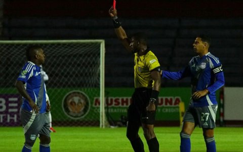 Miller Bolaños recibió la tarjeta roja en la visita de Emelec ante Mushuc Runa.