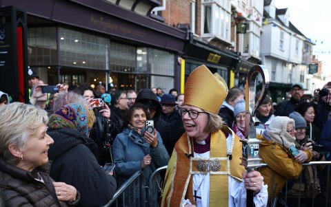 Sarah Mullally se encuentra con los bienhechores tras su instalación como arzobispo de Canterbury en la catedral de Canterbury, Reino Unido, 25 de marzo de 2026.
