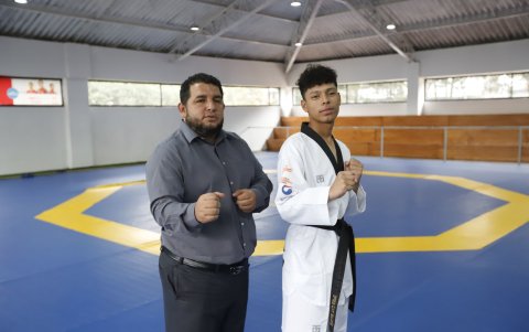 Juan Carlos Ramírez, presidente de la FEDTK, junto a Julio Álvarez, medallista en el US Open.