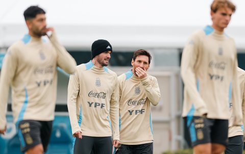 Los jugadores de la selección argentina de fútbol Lionel Messi (c-d) y Rodrigo De Paul (c-i) reaccionan durante un entrenamiento.