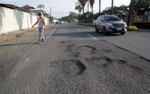 Deterioro. Aunque la vía ya fue reparada, persisten tramos (entre etapas de La Joya) donde se evidencian huecos, lo que representa un riesgo para los conductores.