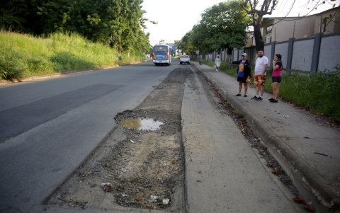 Desidia. Residentes denuncian que algunas obras quedaron inconclusas, lo que permitió la reaparición de baches. Esperan una respuesta del Municipio.