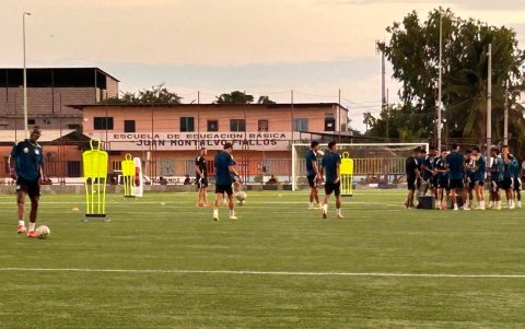 La cancha del estadio Daring fue el sitio escogido por el equipo de Emelec para los entrenamientos fuera de la arena