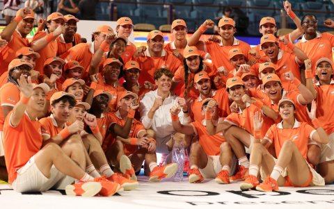 El tenista italiano posa junto al equipo de ball boys tras coronarse campeón en el Miami Open.