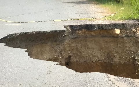 El tremendo hoyo que se ha formado en la vía que conduce al Santuario de Olón