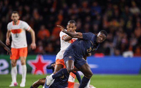 Moisés Caicedo disputa un balón en el amistoso ante Países Bajos que terminó igualado 1-1.