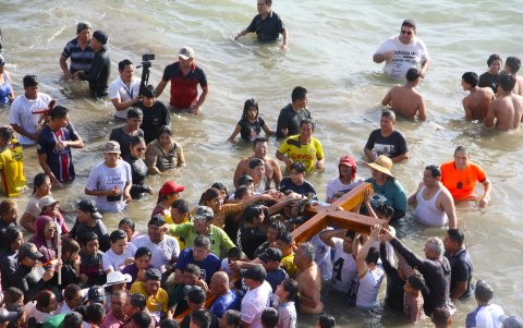 El rito que cumplen los devotos para lavar sus culpas en el mar
