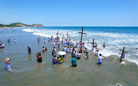 En el balneario de Olón, los devotos bañaron varias cruces