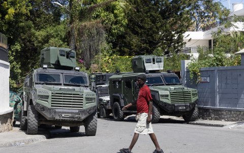 Integrantes de las Fuerzas Armadas de Haití custodian con carros blindados la oficina del primer ministro en Puerto Príncipe (Haití), en una fotografía de archivo.