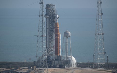 Fotografía cedida por la NASA donde se muestra el cohete del Sistema de Lanzamiento Espacial (SLS) y la nave espacial Orion de la misión Artemis II durante la carga de combustible este miércoles en el Complejo de Lanzamiento 39B del Centro Espacial Kennedy en Cabo Cañaveral, Florida (EE.UU.).