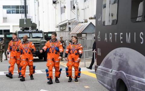 Fotografía cedida por la NASA donde aparece la tripulación de la misión Artemis II.