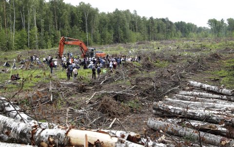 Activistas del Movimiento en Defensa del Bosque de Jimki detienen una tala de árboles para parar la construcción de una nueva autopista que une la capital rusa con San Petersburgo