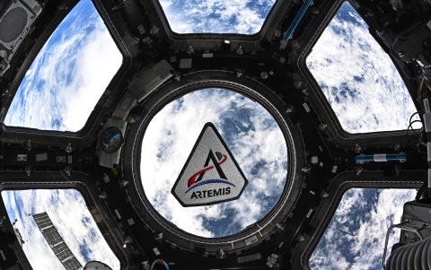 La misión Artemis II despegó con éxito desde Florida con cuatro astronautas a bordo, incluida Christina Koch, la primera mujer en una tripulación rumbo a la órbita lunar.