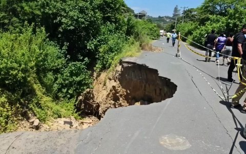 Por el socavón en la vía se prohibió el paso vehícular hacia el santuario Blanca Estrella de la Mar en Olón