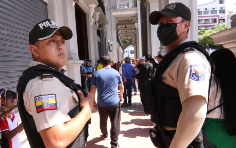 Agentes policiales resguardan el interior del Municipio de Guayaquil durante el allanamiento por una investigación de presunta falsificación de documentos.