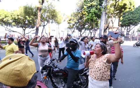Simpatizantes de Aquiles Álvarez, protestaban mientras se ejecutaba el allanamiento