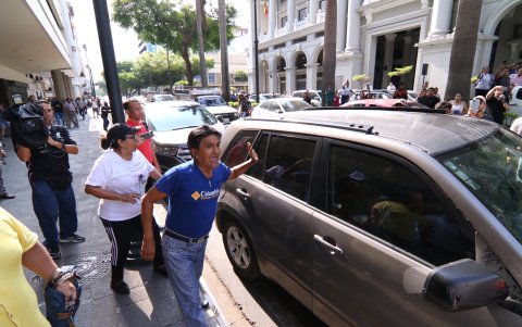 Protestantes persiguieron a la Fiscal a cargo del operativo.