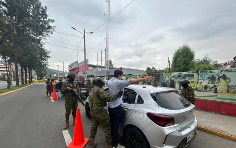 Vecinos y transeúntes observaron el trabajo de los bomberos para apagar las llamas en el departamento afectado por el incendio de Mapasingue Este.