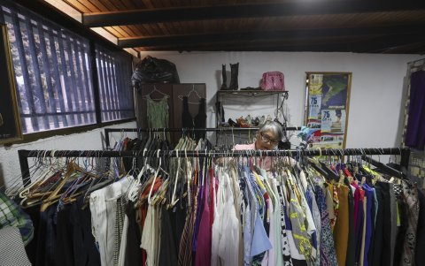 Una maestra mira ropa dentro de una tienda de segunda mano administrada por la Federación Venezolana de Maestros (FVM) en Caracas.
